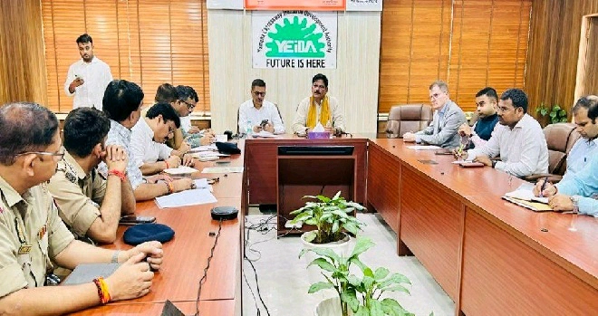 Noida International Airport News : नोएडा अंतरराष्ट्रीय एयरपोर्ट निर्माण से प्रभावित युवाओं को रोजगार दिलाने की पहल, जेवर विधायक धीरेन्द्र सिंह ने बुलाई उच्चस्तरीय बैठक, विधायक ने उठाई रोजगार और प्रशिक्षण की मांग, प्राधिकरण के CEO राकेश कुमार सिंह रहे मौजूद