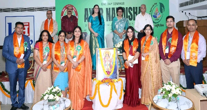 Noida Aryuvedic News : आयुर्वेद को मिली नई उड़ान नोएडा में “आयुर्नवदिशा” संगोष्ठी बनी नवाचार और वैज्ञानिक चिंतन का संगम, संस्कृत और आयुर्वेद का गहरा संबंध, डॉ. पल्लवी शर्मा ने कहा कि आयुर्वेद और एलोपैथी को बताया पूरक