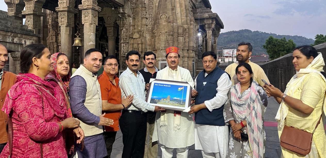Himachal News: धर्मशाला में प्रबुद्वजनों के साथ बैठक करते हुए कांगडा लोकसभा प्रभारी डा. महेश शर्मा