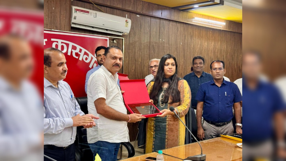 Kasganj News: कासगंज में सम्मान की बधाई, जिलाधिकारी मेघा निरुपम ने उद्यमी गोपाल माहेश्वरी को स्मृति चिन्ह देकर किया सम्मानित