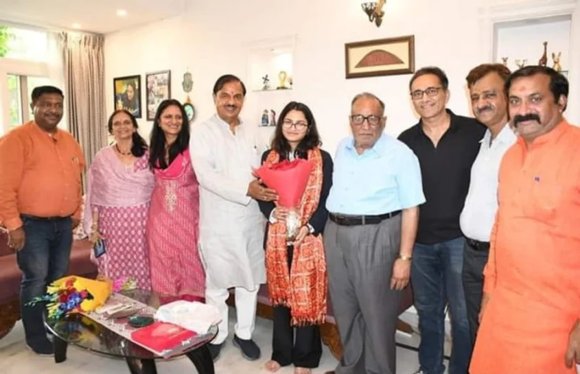 Noida Chess News : नोएडा की बेटी वंतिका अग्रवाल ने बुडापेस्ट में लहराया भारत का परचम, शतरंज ओलंपियाड में जीता स्वर्ण, सांसद डॉ. महेश शर्मा समेत घर पर बधाइयों की लगी लाइन