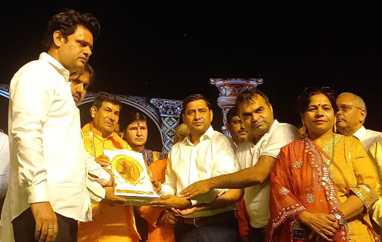 Greater Noida Ramleela News : रामलीला मंचन में दिखा ऐतिहासिक युद्ध, रावण, कुंभकरण और मेघनाद के पुतलों का दहन, बुराई पर अच्छाई की विजय