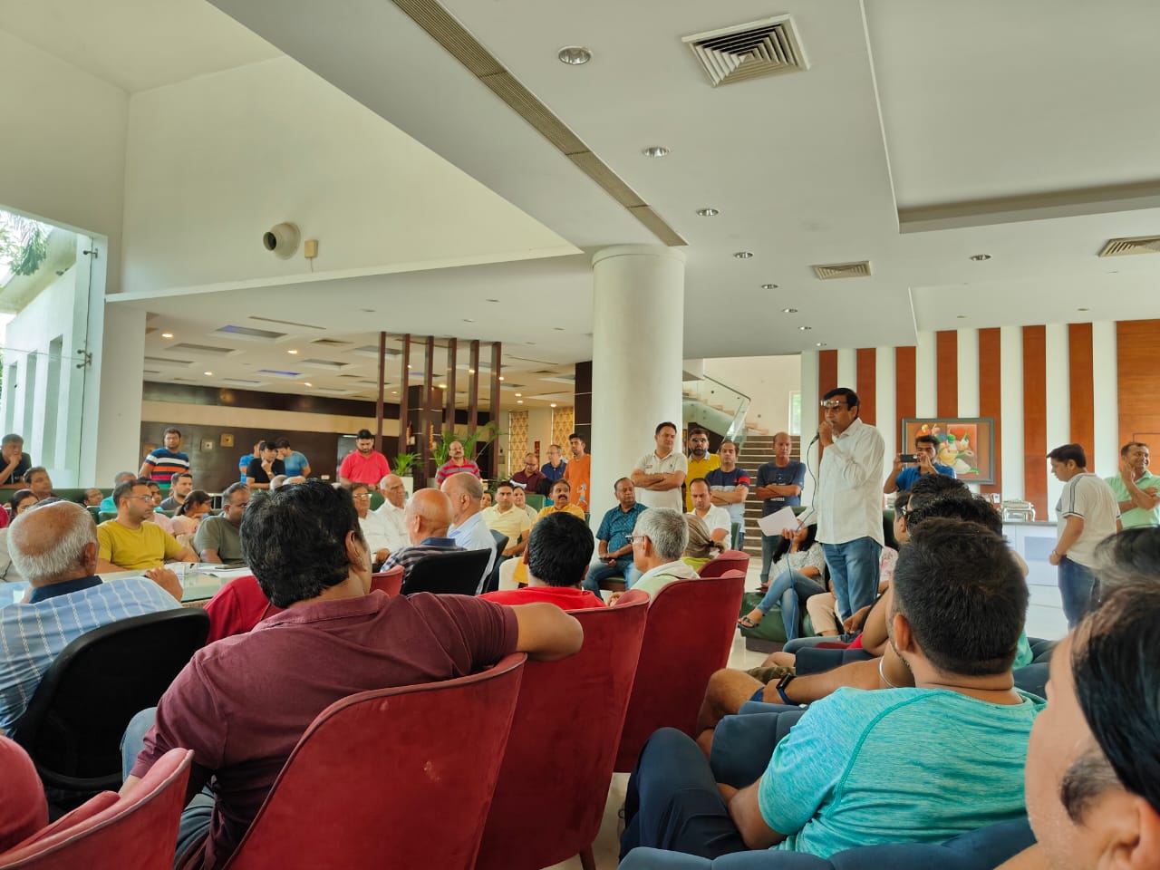 मूल सुविधाओ के अभाव से त्रस्त पैरामाउंट गोल्फफोरेस्ट निवासियो का बिल्डर के विरुद्ध मीटिंग एवं विरोध प्रदर्शन