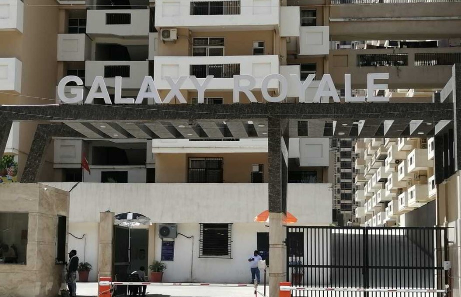 Greater Noida West: Gaur City 2 के गैलेक्सी रॉयल में फ्लैट स्लैब का टुकड़ा सीधा गैलेक्सी सोपी मार्किट में गिरा