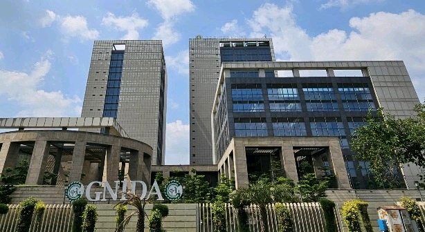 Greater Noida Authority News : “अब ग्रेटर नोएडा की हर गली-कूचे में रहेगी सुरक्षा की चौकसी! 227 करोड़ की ‘ऑल-सी आइ’ योजना से शहर बनेगा हाई-टेक सुरक्षा किला”, 350 लोकेशन, 2700 कैमरे और सुपर मॉडर्न टेक्नोलॉजी — ग्रेटर नोएडा में सेफ सिटी का सपना अब हकीकत बनने को तैयार!