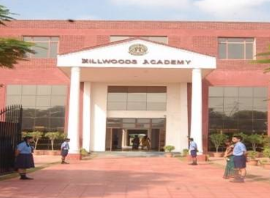 Noida News: नोएडा के हिलवुड्स एकेडमी में प्राइवेट स्कूल का बेतुका रवैया, फीस जमा करने के बावजूद छात्र को घंटों बाहर बैठाया, प्रशासन से कार्रवाई की मांग