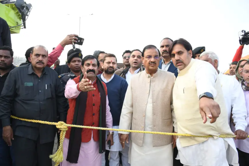 Breaking News : दुख की इस घड़ी में परिवार के साथ खड़े सांसद महेश शर्मा, सेक्टर-150 हादसे में जान गंवाने वाले सॉफ्टवेयर इंजीनियर के परिजनों से मिले, घटनास्थल का भी लिया जायज़ा, मुख्यमंत्री से मिलने की इच्छा