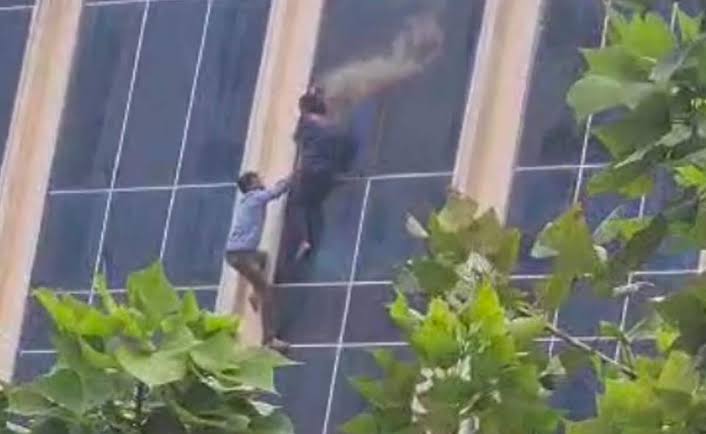 ग्रेटर नोएडा कॉम्प्लेक्स में भीषण आग; लोग तीसरी मंजिल से कूदे