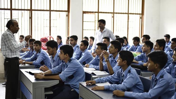 मंगलवार तक नहीं लौटाई फीस तो होगा एक्शन, जानिए पूरा मामला
