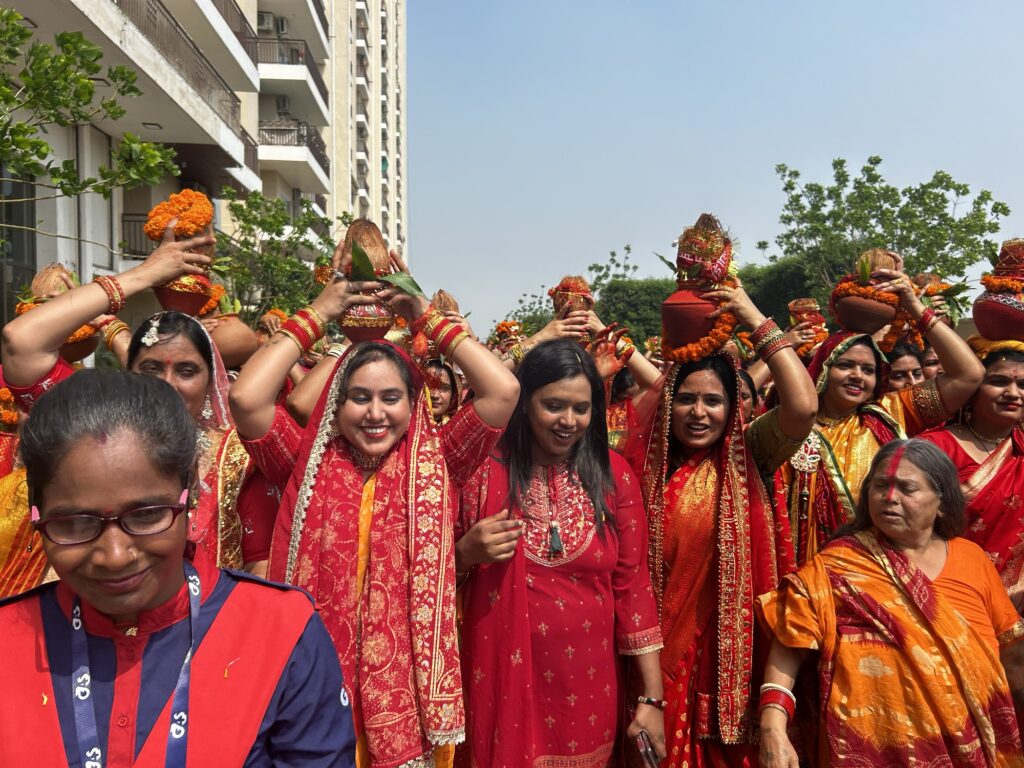 ग्रेटर नोएडा के सेक्टर 1 में ऐस दिविनो में शिवलिंग प्राण प्रतिष्ठा कार्यक्रम धूमधाम से मनाया गया