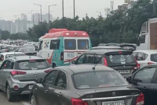Greater Noida News: तिलपता गांव में जाम की समस्या दिनों दिन बढ़ती जा रही है, ग्रेटर नोएडा अथॉरिटी ने चुप्पी साध रखी है