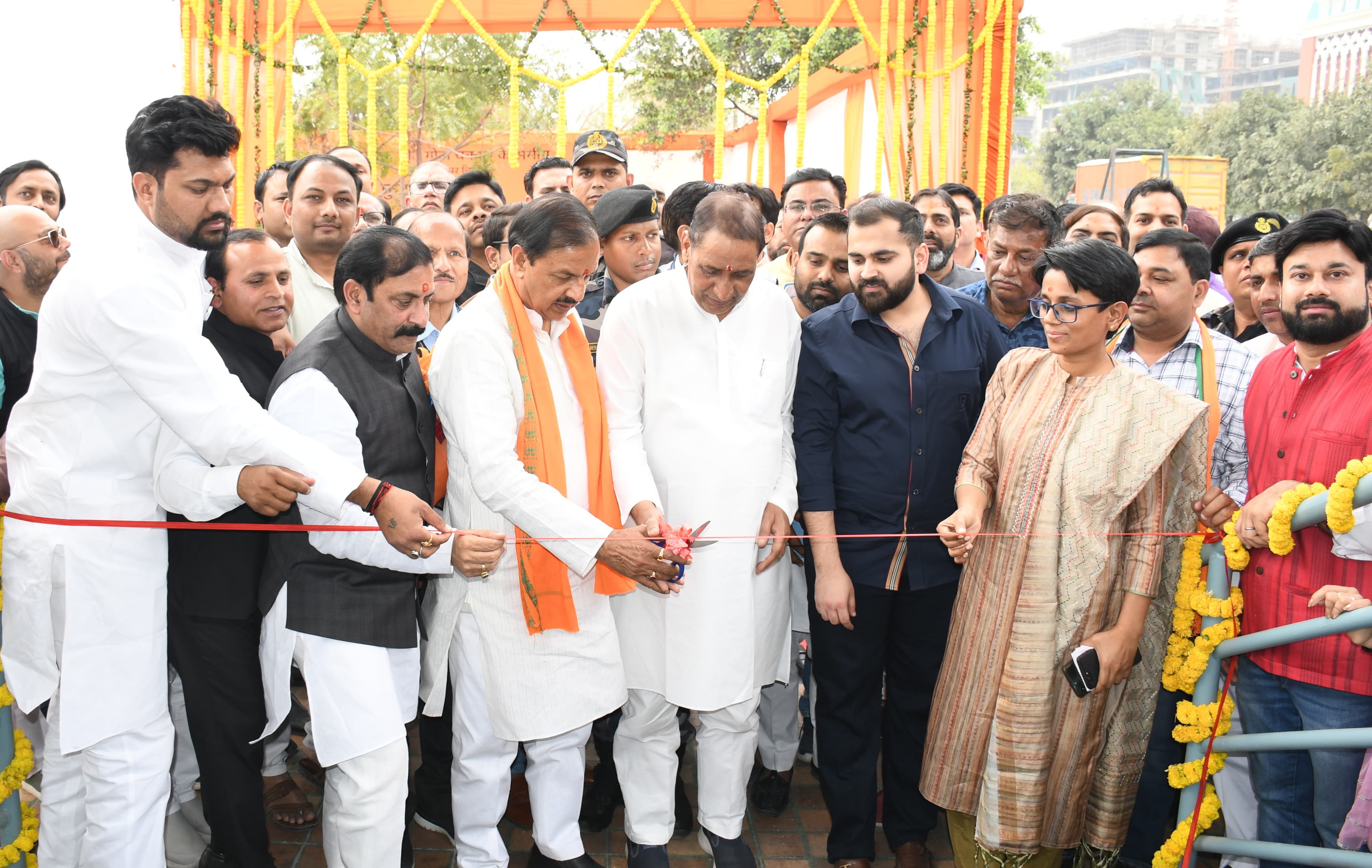 हिमाचल प्रदेश के काँगड़ा में होने वाले लोकसभा चुनाव की तैयारियों हेतु सांसद डॉ महेश शर्मा और विधायक पवन काजल, जिलाध्यक्ष सचिन शर्मा तथा पार्टी के अन्य वरिष्ठ पदाधिकारी एवं कार्यकर्ताओं के साथ बैठक की