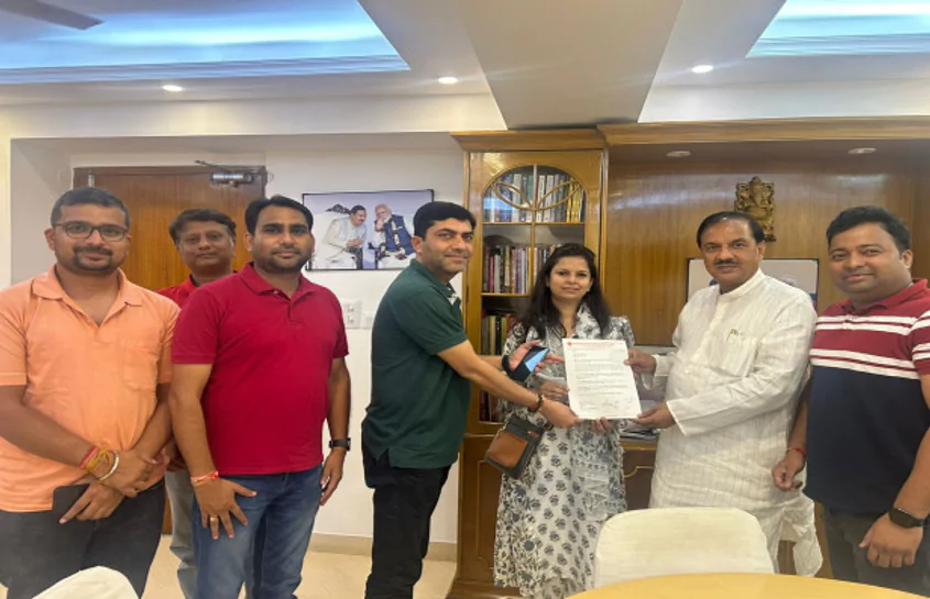 Greater Noida West Jaam News : ग्रेटर नोएडा वेस्ट मेट्रो परियोजना में देरी पर, गौतमबुद्ध नगर विकास समिति ने सांसद महेश शर्मा से लगाई गुहार, कहा - "मेट्रो लाईए, ट्रैफिक जाम हटाइए!"