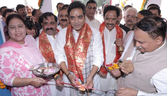 Noida Authority News : “हरौला को मिला राहत का तोहफा!”, नोएडा में खुला नया वाटर एटीएम, अब मिलेगा मुफ्त ठंडा और शुद्ध पानी, “विधायक पंकज सिंह ने किया लोकार्पण”—जनता को समर्पित सुविधा, “नोएडा में बढ़ रहा दायरा”—पहले से CSR 9 वॉटर एटीएम सक्रिय