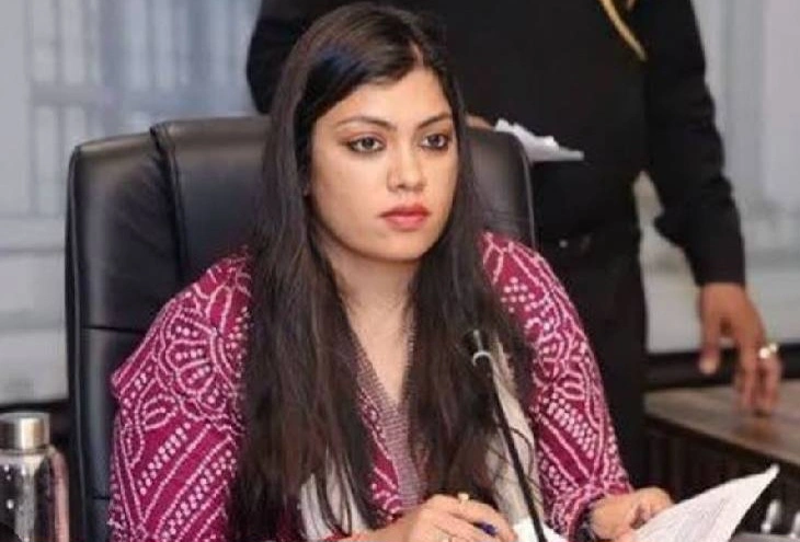 DM Gautam Buddha Nagar News : “नाम ही नहीं, काम भी गूँजता है दूर तक”, IAS मेधा रूपम का कड़क अंदाज़, गौतमबुद्धनगर की पहली महिला जिलाधिकारी बनते ही दिखा प्रशासनिक सख्ती का दम, 3 अधिकारियों की छुट्टी और जनता में बढ़ा विश्वास, पहली महिला DM बनने का गौरव