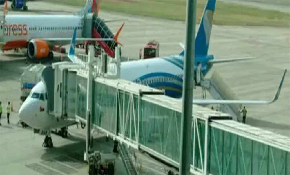 Noida International Airport: जेवर एयरपोर्ट पर एयरोब्रिज लगने का काम शुरू, 15 के बाद ट्रायल की तारीख