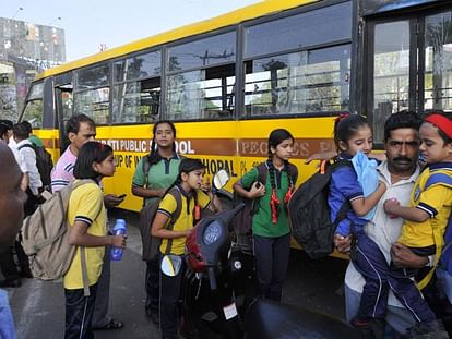 Greater Noida West News: सड़कों पर दौड़ती जर्जर स्कूल बसें, Noida-ग्रेटर नोएडा के 424 School Buses पर Transport Department का बड़ा एक्शन! #RaftarToday