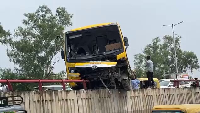 Noida News: बड़ा हादसा टला, अनियंत्रित होकर स्कूली बस डिवाइडर पर चढ़ी, एलिवेटेड रोड पर भीषण जाम