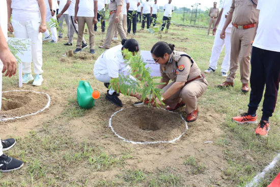 Noida Police News: पुलिस कमिश्नर की शानदार पहल, पुलिस लाइन में एक पेड़ मां के नाम