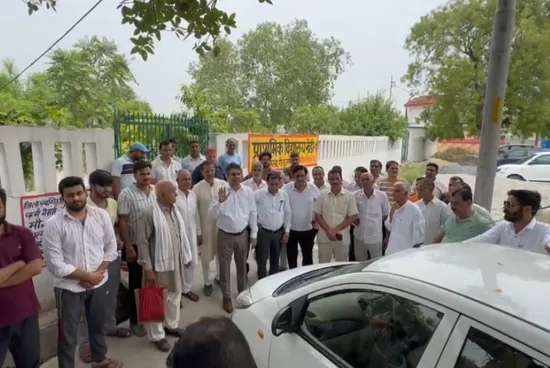 Greater Noida News: ग्रेटर नोएडा अथॉरिटी की 'लैंड बैंक' योजना शुरू होने से पहले फेल, किसानों ने अफसरों को उल्टे पांव भगाया
