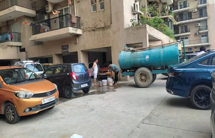 Greater Noida West News: ग्रेटर नोएडा वेस्ट ला रेजीडेंशिया सोसायटी में पानी की किल्लत, निवासियों का संघर्ष व बताया जल संरक्षण की आवश्यकता
