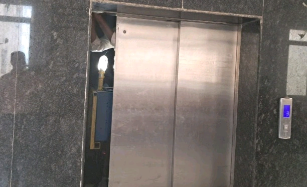 Paramount Golf Foreste Tower : “11वीं मंजिल से मौत का डर!”, आधी रात 30 मिनट लिफ्ट में कैद रहा परिवार, सोसाइटी प्रबंधन की लापरवाही ने खड़े किए बड़े सवाल, सुरक्षा पर बड़ा सवाल हाई-राइज सोसाइटी में इतनी बड़ी लापरवाही?, मदद के लिए कॉल, लेकिन कोई रिस्पॉन्स नहीं