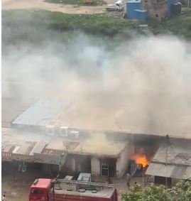 Greater Noida West: कंपनी के वेयर हाउस में लगी भीषण आग, आसपास छाया धुएं का गुबार, बुझाने में जुटा दमकल विभाग