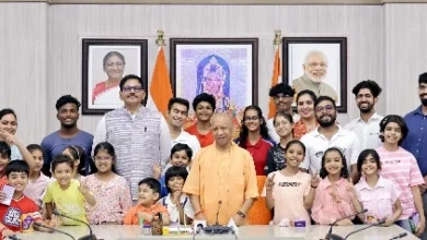 CM Yogi Adityanath News : “सपनों को रफ्तार देने वाली मुलाकात”, जेवर के नन्हे स्केटर्स ने CM से मिलकर कहा ‘थैंक यू’, आधुनिक ट्रैक से बदली खेल की तस्वीर, विधायक के नेतृत्व में बच्चों ने जताया आभार, मुख्यमंत्री योगी आदित्यनाथ ने दिया प्रेरणा का संदेश 10 IMG 20260501 WA0037 converted