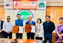 YEIDA Authority News : किताबों से निकलकर लैब तक पहुंचेगा इलाज का विज्ञान!, यमुना प्राधिकरण और जापान की MEJ में ऐतिहासिक MoU—ग्रेटर नोएडा बनेगा मेडिकल डिवाइस इनोवेशन का ग्लोबल हब, निवेश, तकनीक और रिसर्च का नया दौर शुरू, जापानी निवेश के लिए खुलेंगे नए दरवाजे 7 IMG 20260506 WA0020 converted