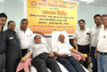 Dadri 1857 News: मदर्स डे पर दादरी में उमड़ा मानवता का सैलाब!, 1857 की क्रांति की याद के साथ रक्तदान महादान का अनोखा संगम, 37 यूनिट ब्लड देकर लोगों ने बचाईं अनगिनत जिंदगियां, 48 लोग पहुंचे, महिलाओं ने भी दिखाई भागीदारी, वेदांश हॉस्पिटल बना सेवा का केंद्र 10 IMG 20260510 WA0124 converted