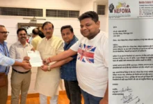 Greater Noida West News : “ट्रैफिक में घुटती सांसें, अब मेट्रो ही आखिरी उम्मीद!”, “सपनों का शहर बना ट्रैफिक का जाल, ”ग्रेटर नोएडा वेस्ट के लाखों लोगों की आवाज़ लेकर सांसद डॉ. महेश शर्मा के दरबार पहुँची नेफोमा, बोली—‘अब और इंतजार नहीं’, नेफोमा ने उठाई वर्षों पुरानी मांग 9 Screenshot 20260519 145037 PicCollage converted 2
