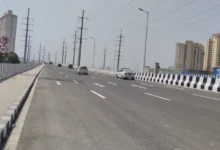 Breaking News : 6 साल की लंबी प्रतीक्षा के बाद मिली राहत की सौगात, 130 मीटर रोड का बहुप्रतीक्षित ROB हुआ शुरू; अब जाम नहीं, फर्राटे भरेंगे वाहन, रोजाना एक लाख से अधिक लोगों का सफर होगा आसान, पैरामाउंट सोसायटी के पास DFC के ऊपर निर्मित बहुप्रतीक्षित ROB आखिरकार आम जनता के लिए पूरी तरह से खुला 8 IMG 20260623 WA0004 converted