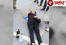 Greater Noida West News : ग्रेटर नोएडा वेस्ट की सड़क बनी ‘ड्रामा का मंच’!, बीच सड़क पर सिगरेट, बगल में बोतल और चारों तरफ तमाशबीनों की भीड़, वायरल वीडियो ने मचा दिया इंटरनेट पर बवाल, पुलिस और प्रशासन की भूमिका भी अहम 10 Screenshot 20260622 200027 PicCollage converted