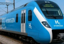 Hydrogen Railway News : धुएं को कहेगी अलविदा, पानी छोड़कर दौड़ेगी भारत की पहली हाइड्रोजन ट्रेन!, सिर्फ ₹5 से सफर, रेलवे ने रच दिया इतिहास—जानिए कैसे बदलेगी देश की रेल यात्रा की तस्वीर, 10 कोच, करीब 2500 यात्री और बेहद किफायती किराया, रेलवे के हरित मिशन को मिलेगी नई ताकत, 75 किमी प्रति घंटा से होगी शुरुआत, आगे बढ़ेगी रफ्तार 34 1784273986 6a59dc4267f74 converted 1