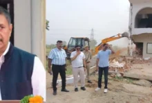 Yamuna Authority News : 450 करोड़ की अवैध कॉलोनियों पर गरजा बुलडोजर, 1.5 लाख वर्गमीटर जमीन पर चला यमुना प्राधिकरण का सबसे बड़ा अभियान!, एयरपोर्ट के आसपास भू-माफियाओं में मचा हड़कंप, निवेशकों को भी दी गई बड़ी चेतावनी, मरोरगढ़ी और टप्पल क्षेत्र में चला व्यापक ध्वस्तीकरण अभियान, सीईओ राकेश कुमार सिंह के निर्देश पर हुई सख्त कार्रवाई 18 Screenshot 20260710 201324 PicCollage converted